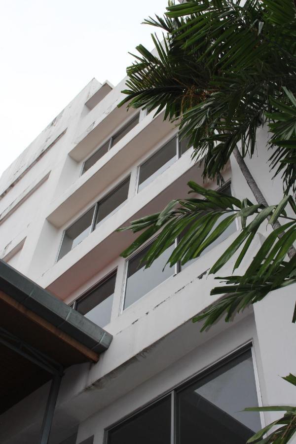 Oyo 75409 Premium The Family Hotel Chiang Mai Esterno foto
